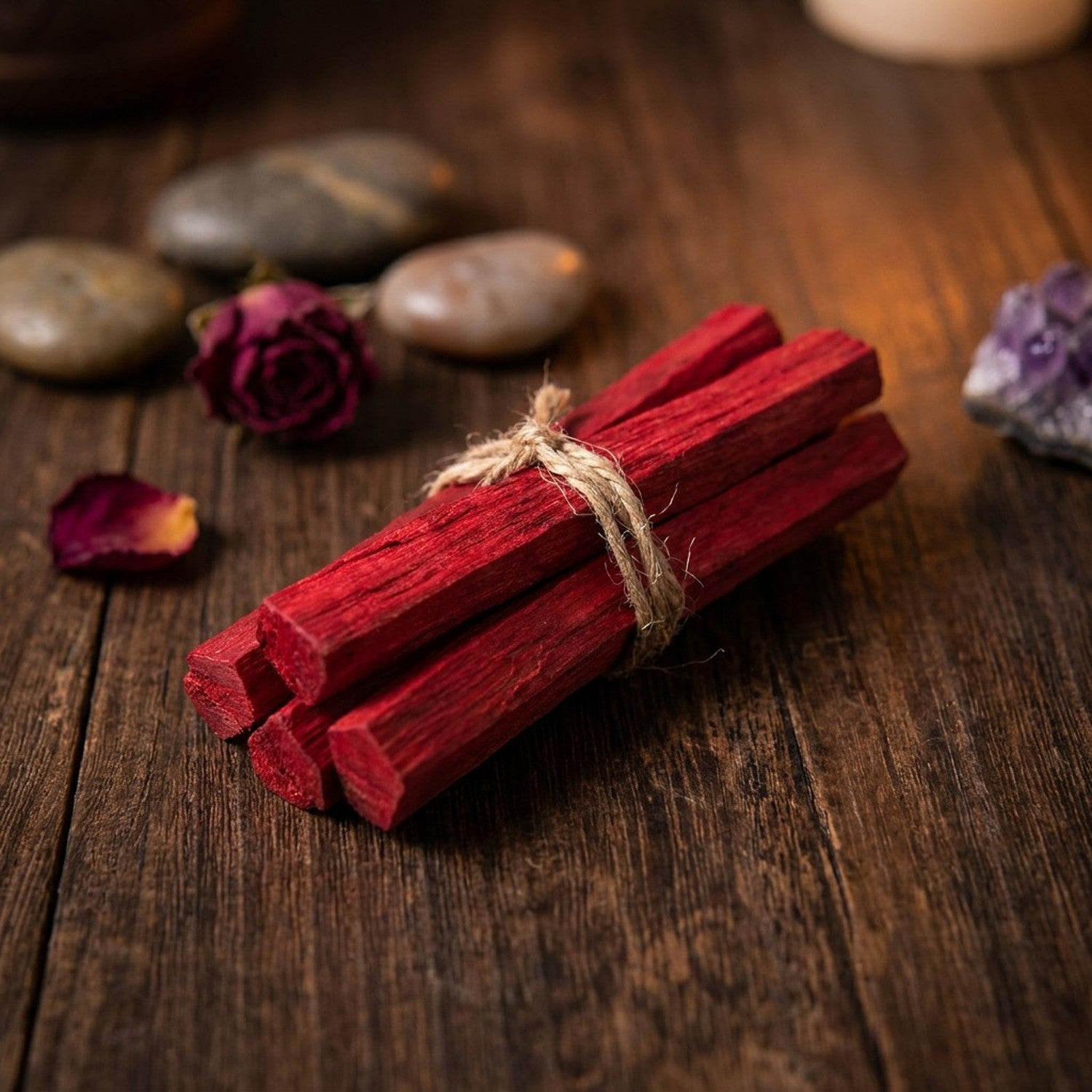Bâtons d'encens Sang du Dragon rouge cramoisi groupés avec rose séchée et améthyste