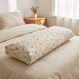 Taie d'oreiller longue imprimée fleurs des bois sur un lit chambre cocooning