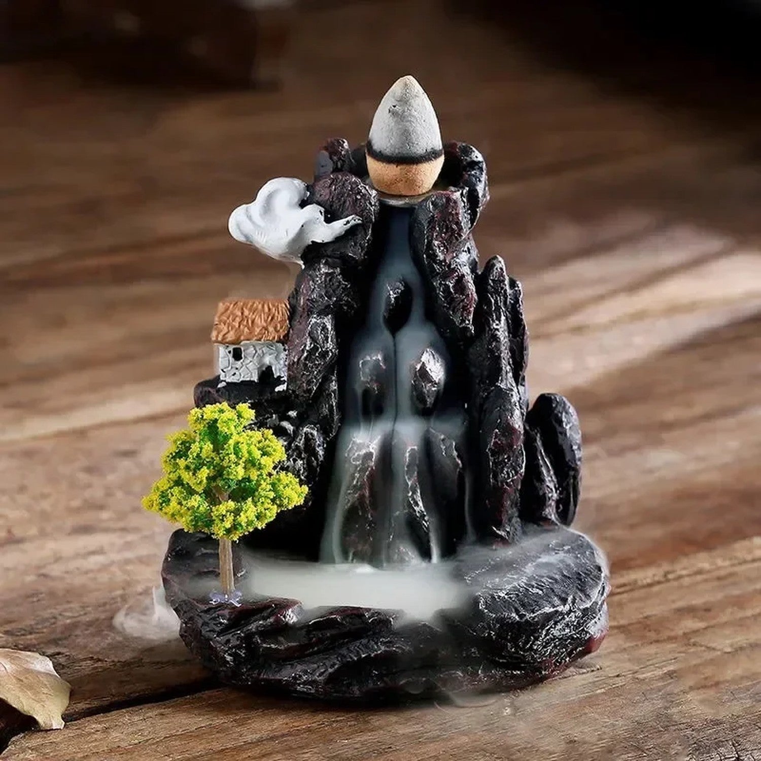 Brûleur d'encens reflux modèle Forêt - arbre conique vert avec chaumière - Maia Casa