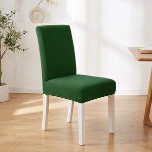 Housse de chaise verte extensible sur une chaise