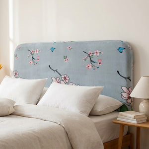 Housse de tête de lit en velours gris clair à fleurs de cerisier roses dans une chambre douce