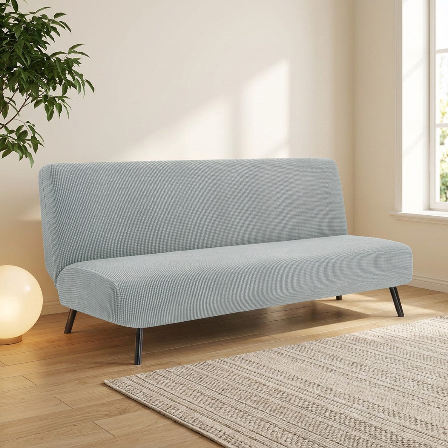 Housse de canapé convertible gris clair sur une banquette sans accoudoirs