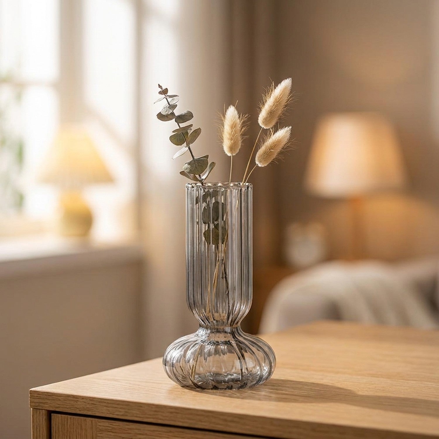 Vase en verre nervuré gris garni de fleurs séchées