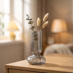 Vase en verre nervuré gris garni de fleurs séchées