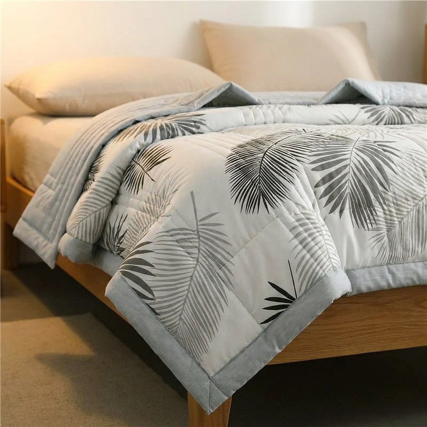 Couette d'été motif feuillage gris vue de près