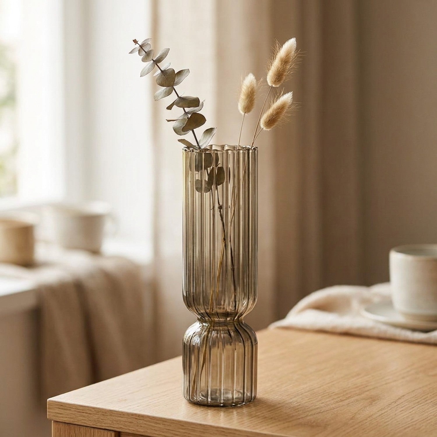 Vase en verre nervuré gris fumé garni de fleurs séchées