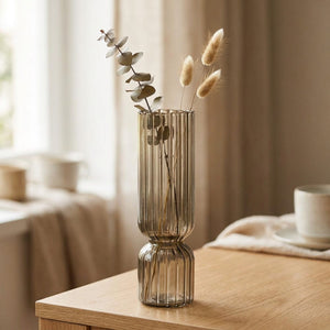 Vase en verre nervuré gris fumé garni de fleurs séchées