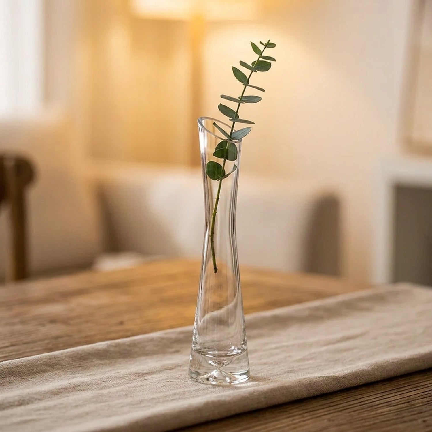 Vase soliflore en verre modèle bouche inclinée avec une tige d'eucalyptus