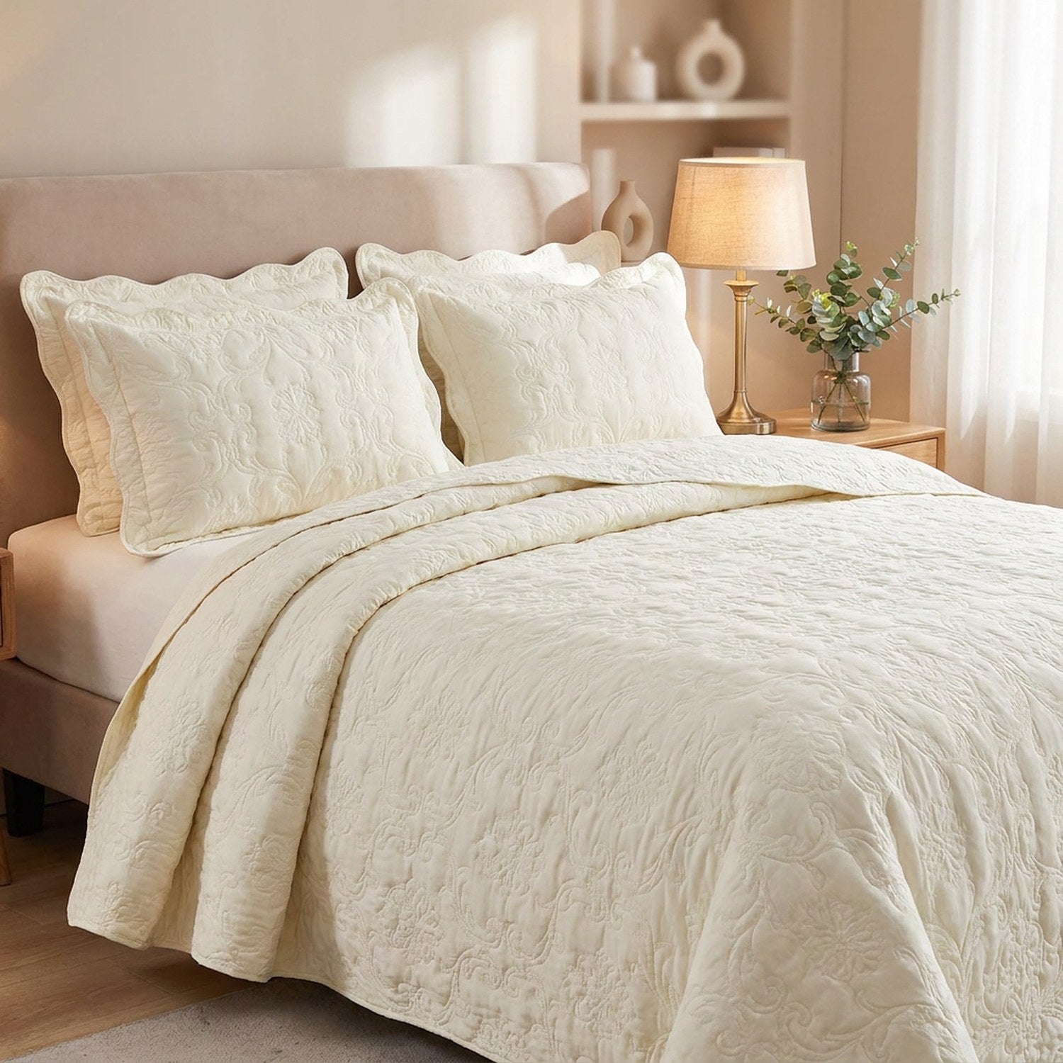 Couvre-lit matelassé ivoire avec deux taies assorties sur un lit