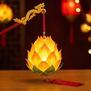 Lanterne lotus jaune doré lumineuse avec poignée dragon et pompon rouge