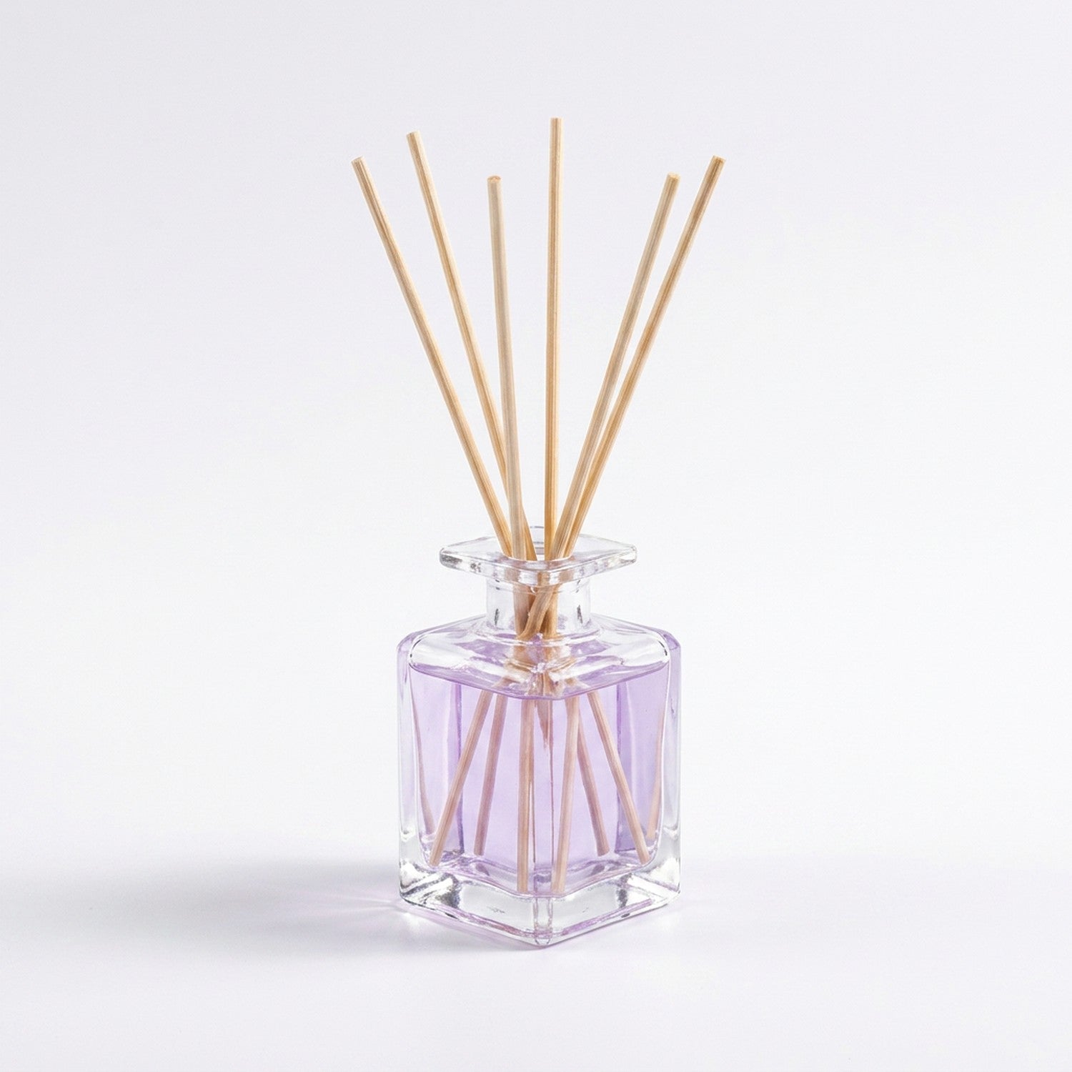 Diffuseur parfum bâtonnets rotin variante Lavande flacon carré fond blanc
