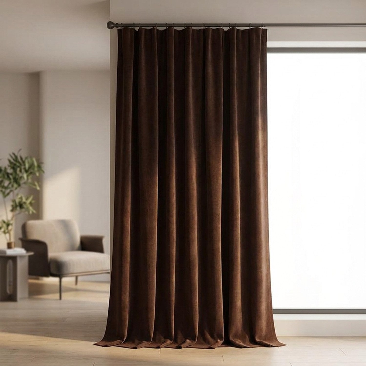 Rideau occultant velours chenille couleur marron suspendu à une fenêtre