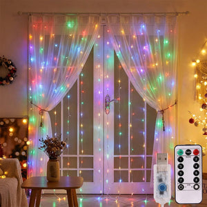 Rideau lumineux LED multicolore suspendu à une porte fenêtre pour une fête