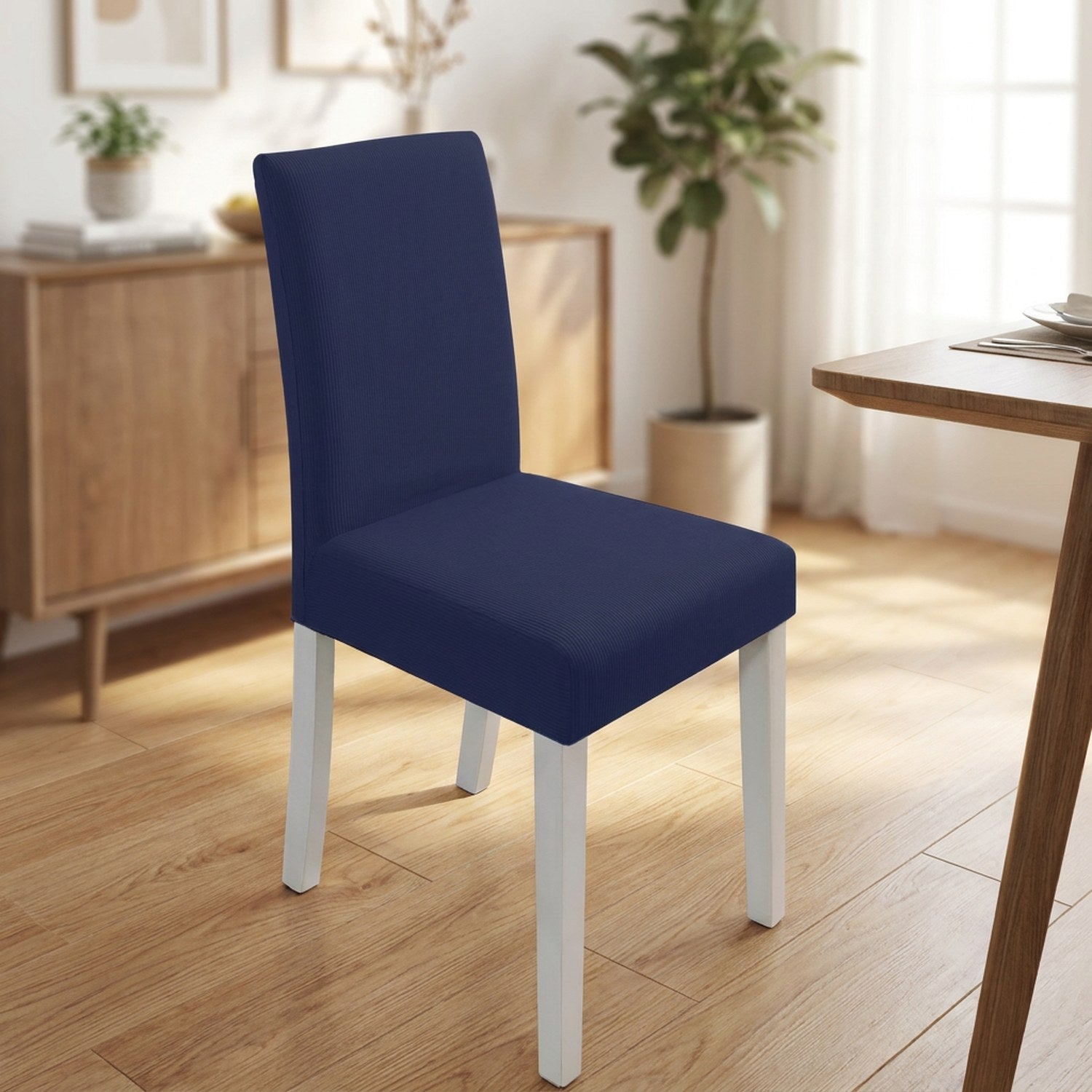 Housse de chaise bleu marine extensible sur une chaise