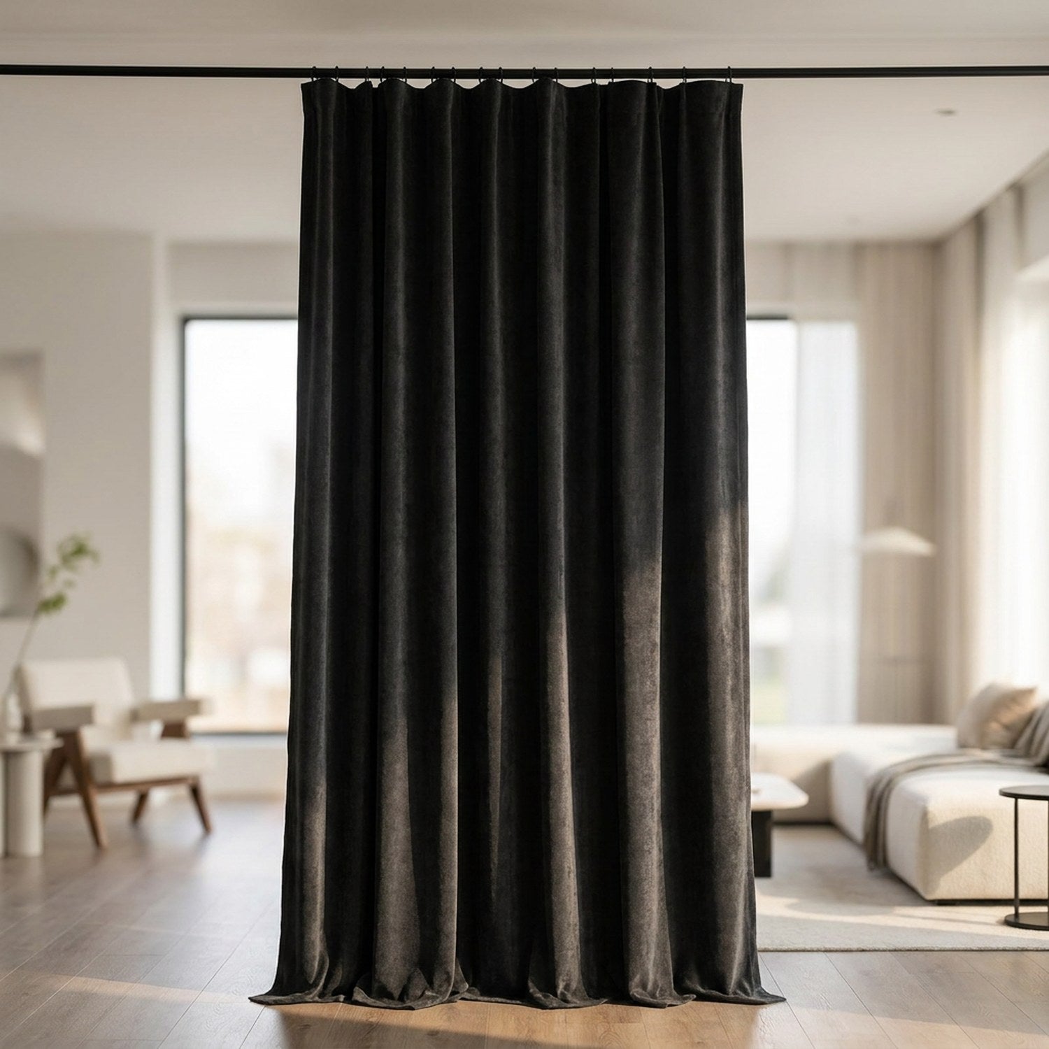 Rideau occultant velours chenille couleur noire suspendu à une fenêtre