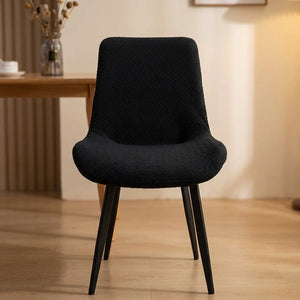 Housse de chaise jacquard noire sur une chaise dans un intérieur chaleureux