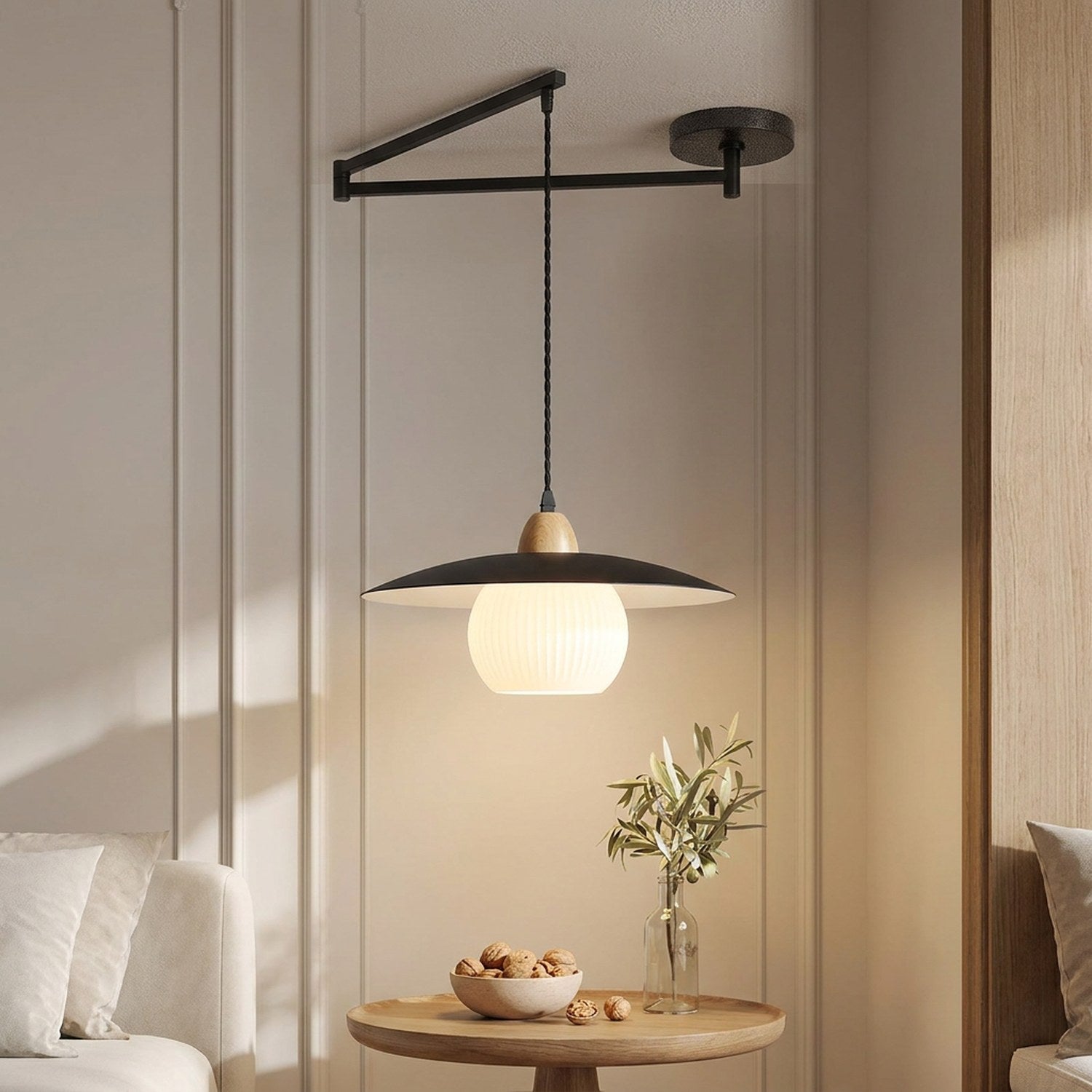 Lampe suspendue noire, abat-jour globe en verre, dans un salon