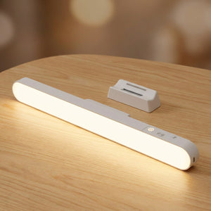 Lampe de bureau LED sans fil avec son support magnétique posée sur du bois
