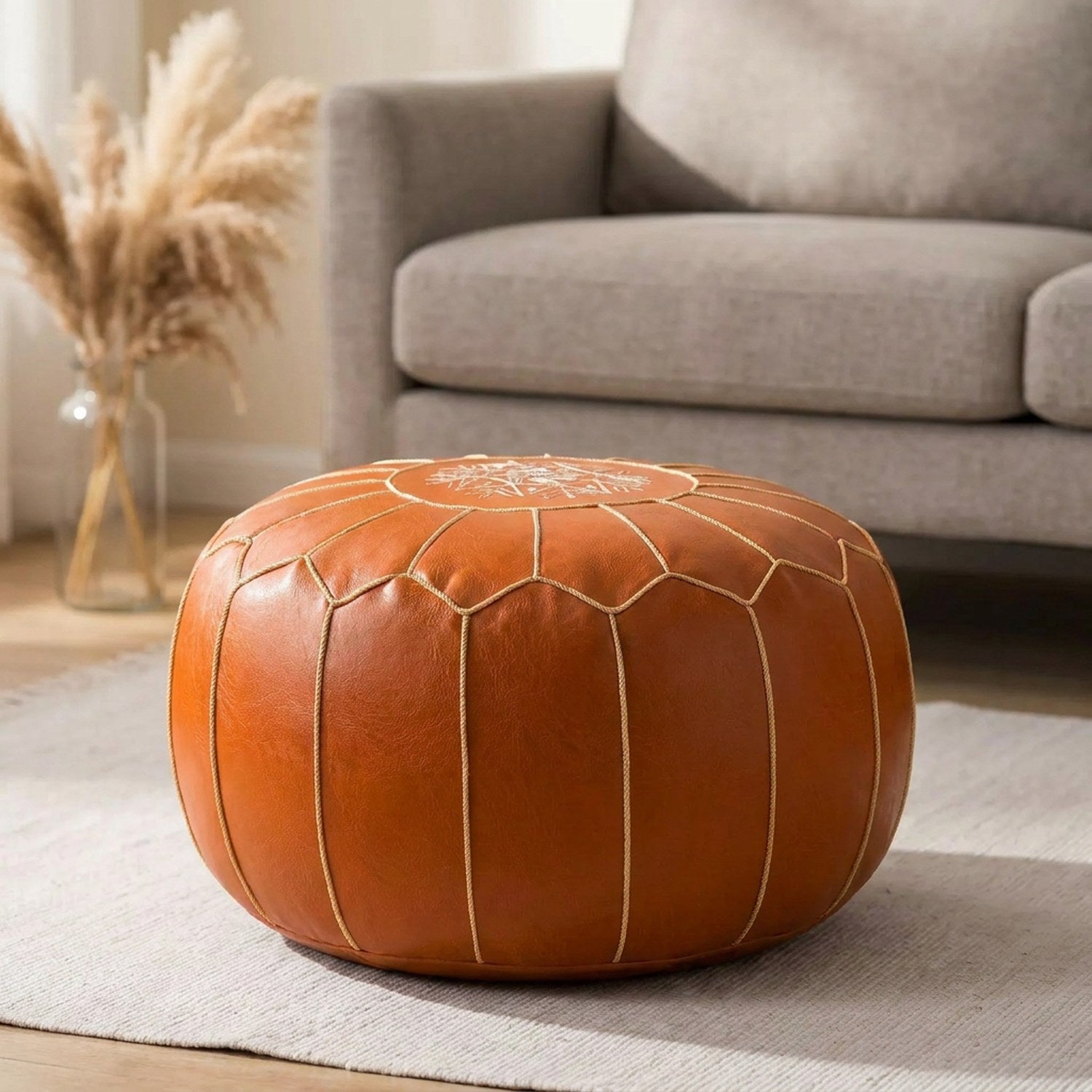 Pouf marocain rond en cuir PU orange à garnir dans un salon bohème