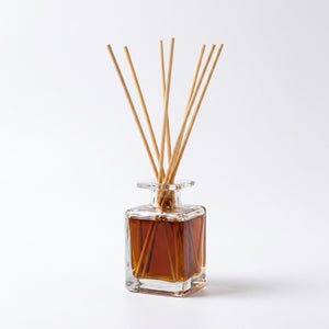 Diffuseur parfum bâtonnets rotin variante Oud Bois Agar flacon carré fond blanc