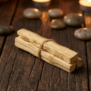 Bâtons d'encens Palo Santo naturels dorés groupés avec pierres et bougies