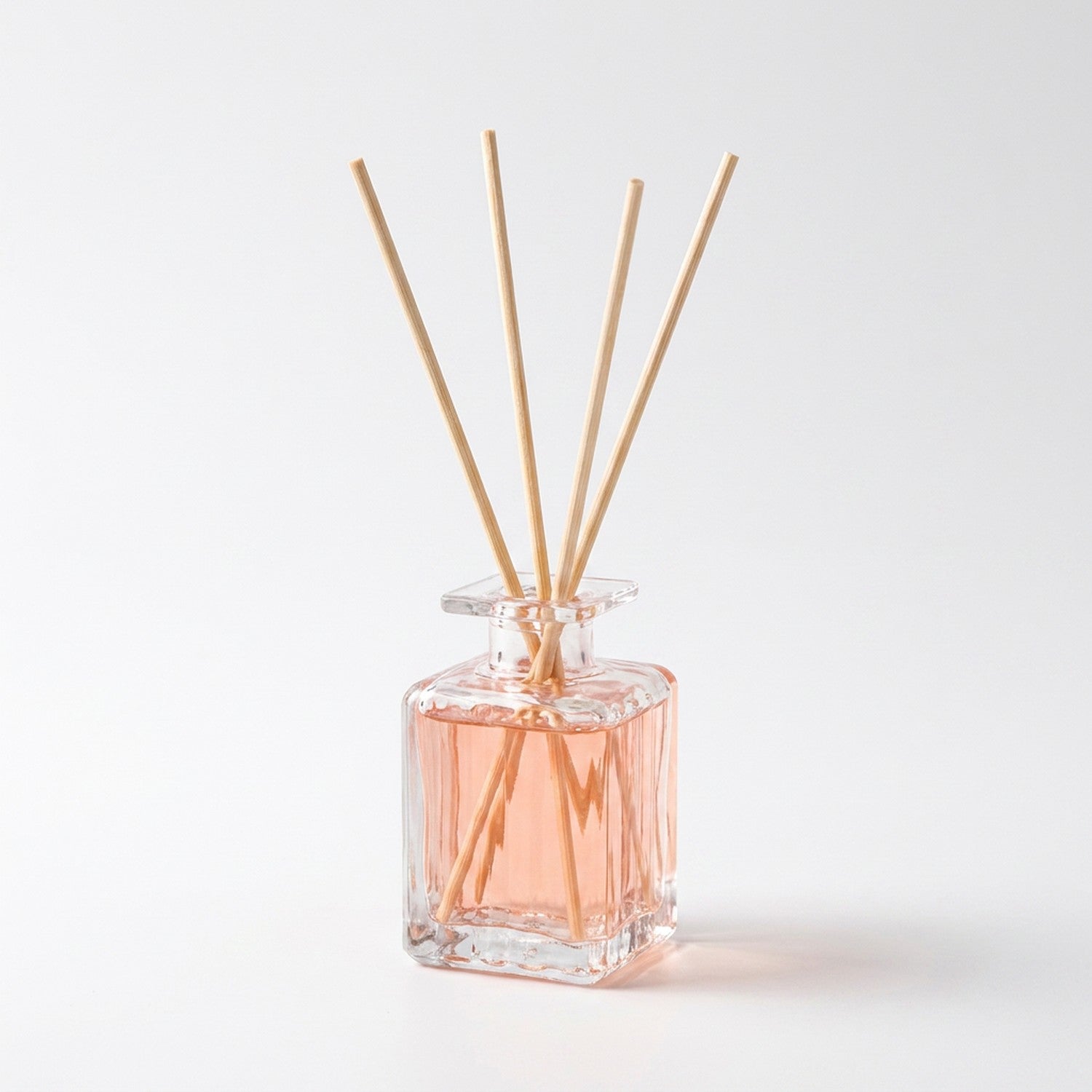 Diffuseur parfum bâtonnets rotin variante Pêche flacon carré fond blanc