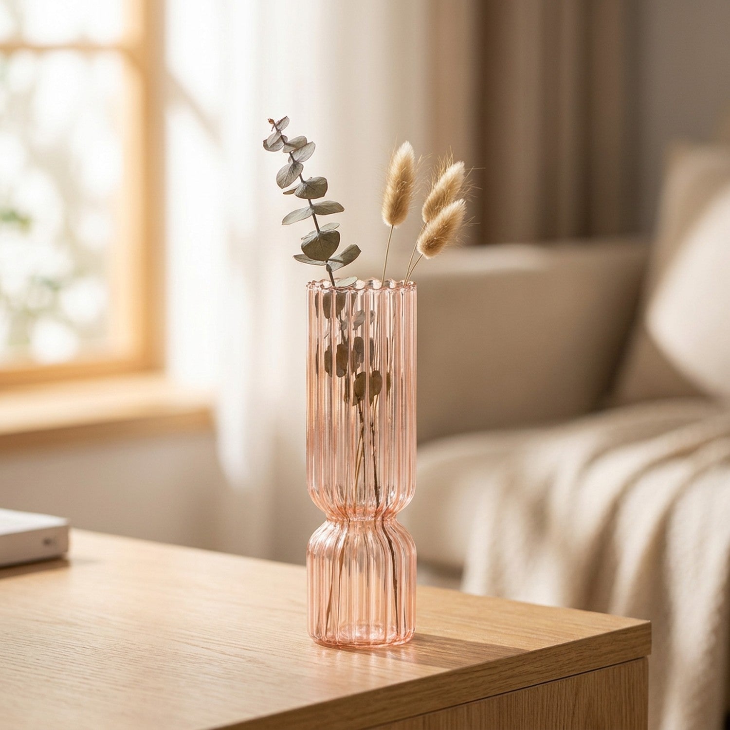 Vase en verre nervuré rose poudré garni de fleurs séchées