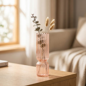 Vase en verre nervuré rose poudré garni de fleurs séchées