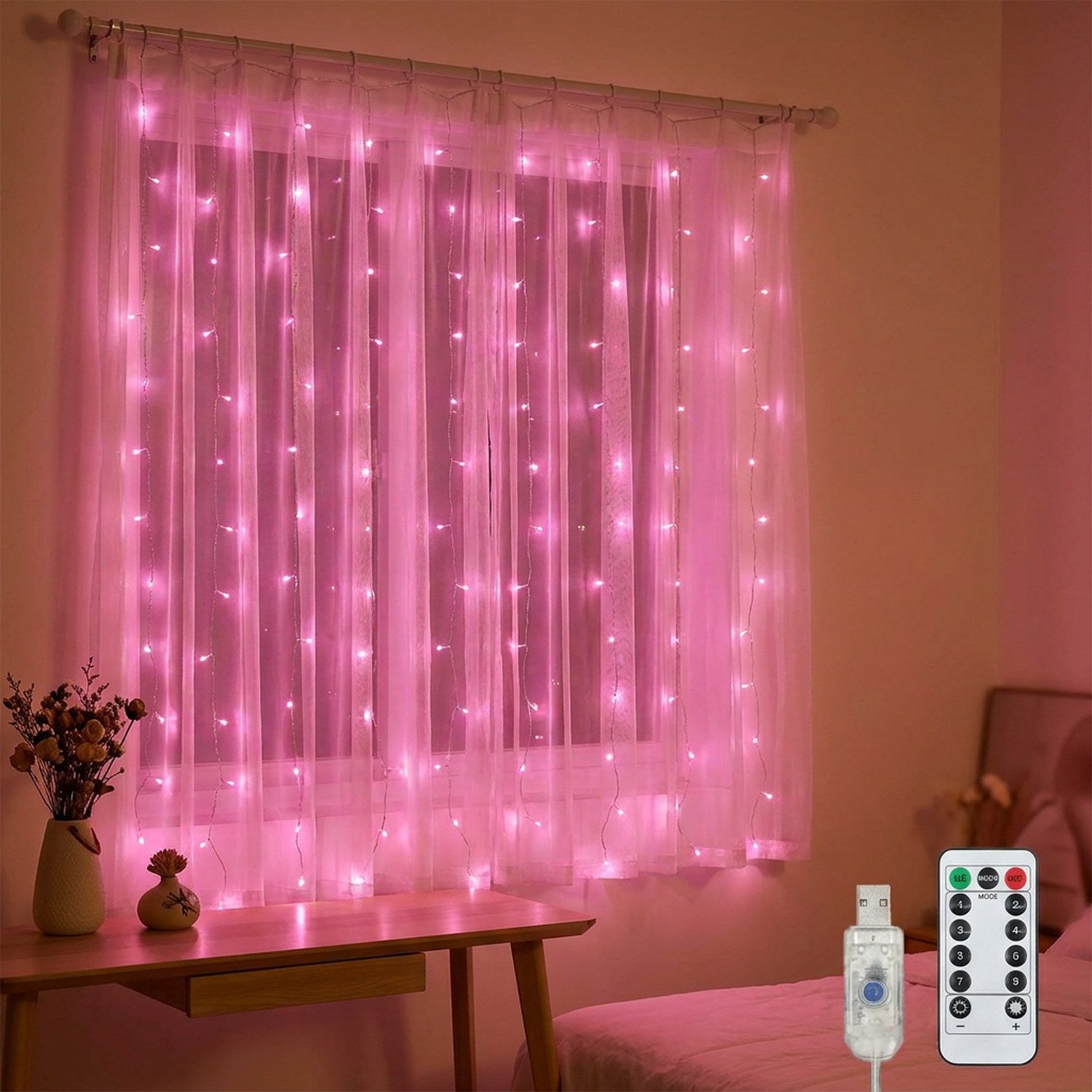 Rideau lumineux LED rose suspendu à une fenêtre de chambre le soir