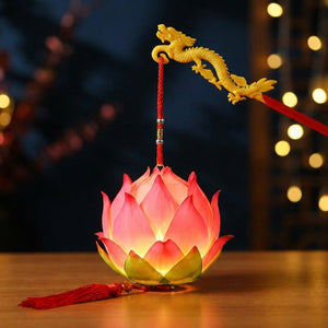 Lanterne lotus rose lumineuse avec poignée dragon doré et pompon rouge
