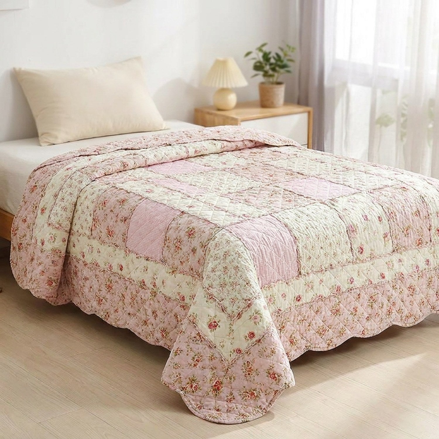 Couvre-lit matelassé coloris rose déployé sur un lit une place