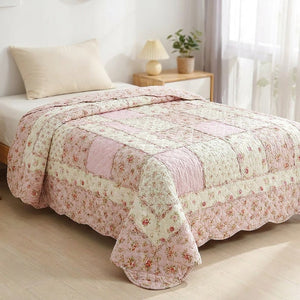 Couvre-lit matelassé coloris rose déployé sur un lit une place