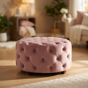 Tabouret pouf rond en velours rose foncé capitonné sur parquet