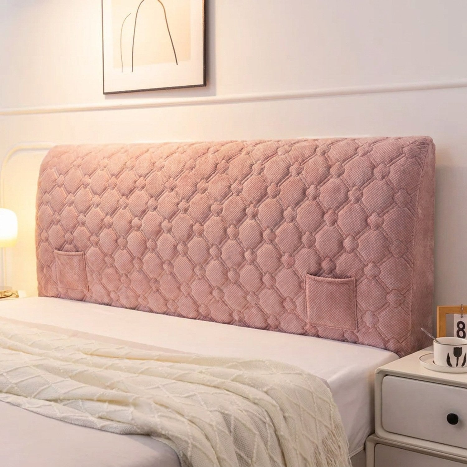 Housse de tête de lit matelassée rose dans une chambre chaleureuse