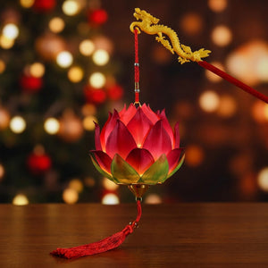 Lanterne lotus rouge lumineuse avec poignée dragon doré et pompon rouge