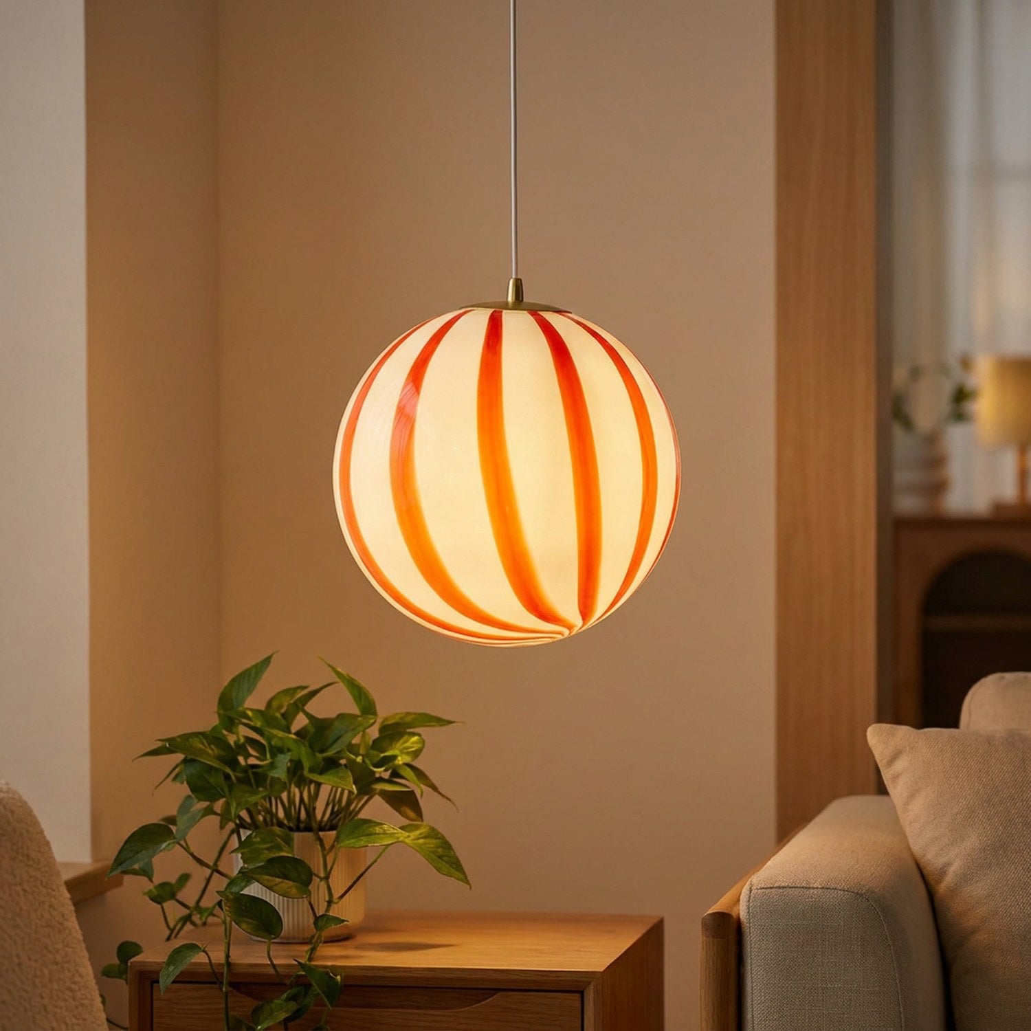 Suspension boule en verre rayée de rouge allumée