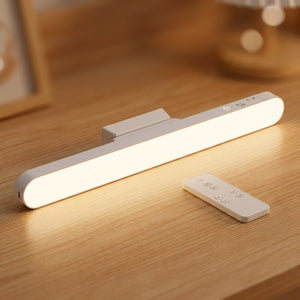 Lampe de bureau LED sans fil avec sa télécommande posée sur du bois