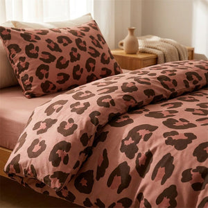 Parure de lit léopard terracotta en gros plan sur un lit fait