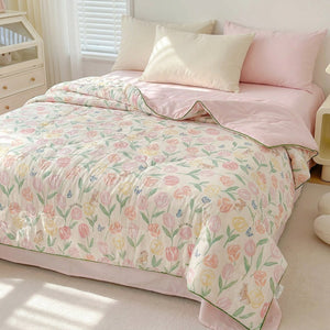 Couette légère à motif tulipes roses et petits lapins sur fond ivoire