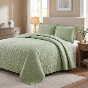 Couvre-lit matelassé vert sauge avec deux taies assorties sur un lit
