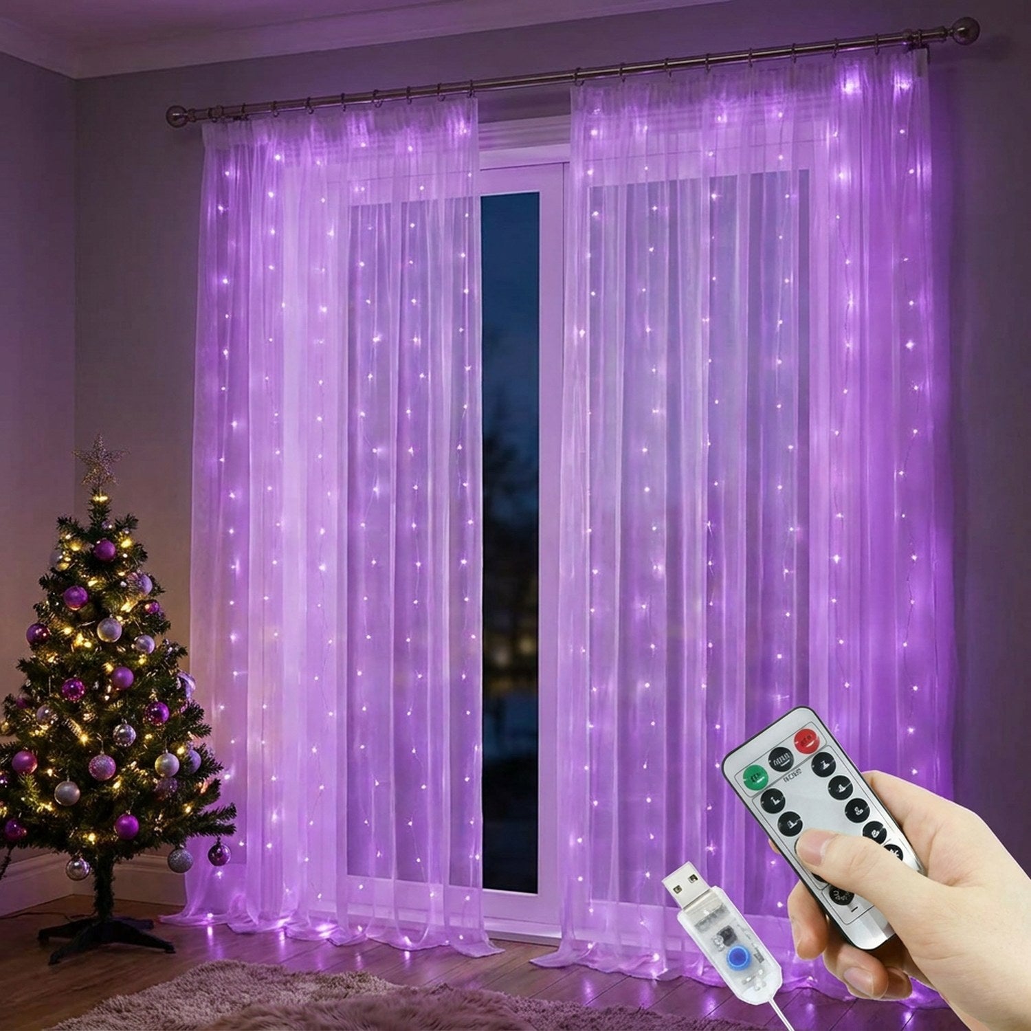 Rideau lumineux LED violet suspendu près d'un sapin de Noël décoré