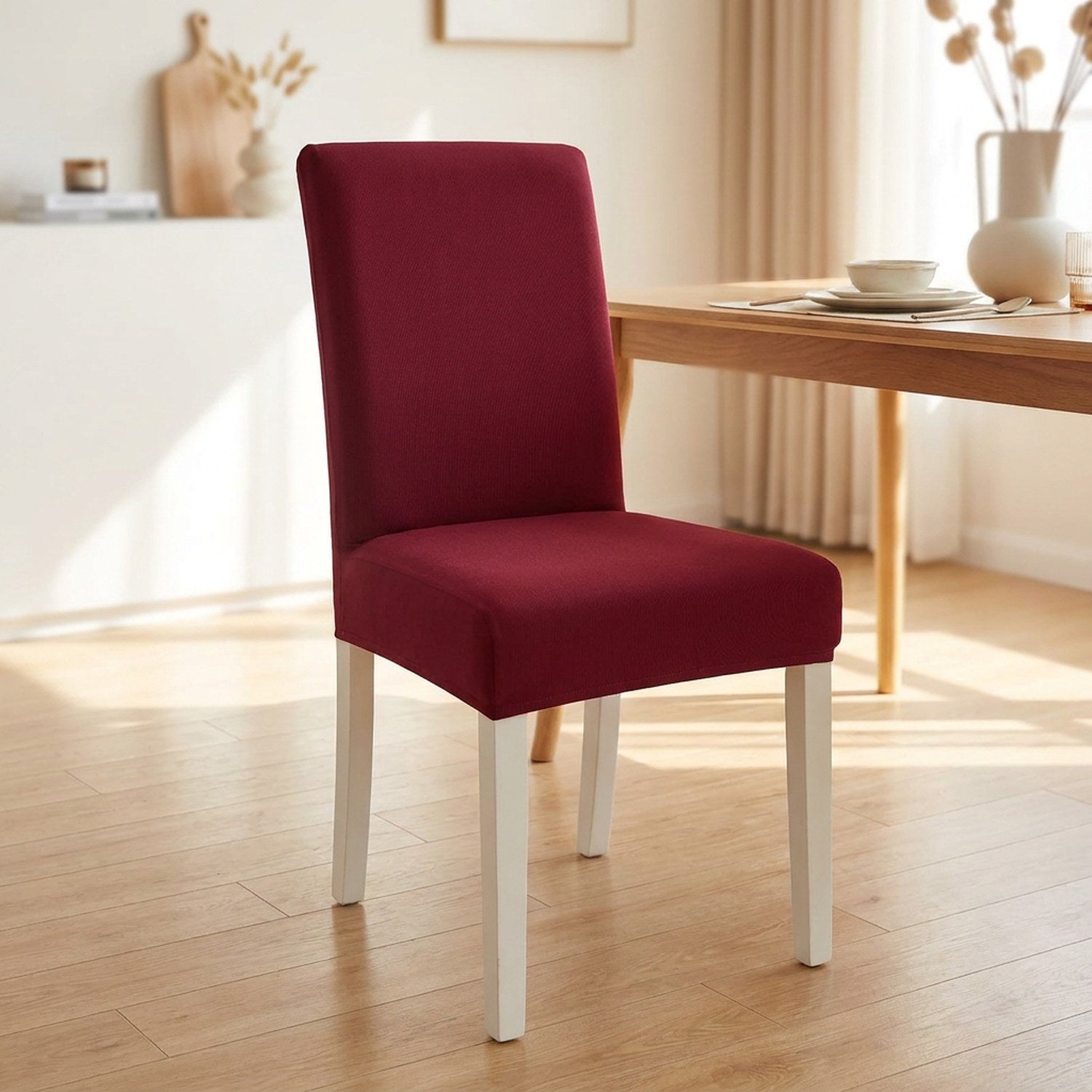 Housse de chaise bordeaux extensible sur une chaise