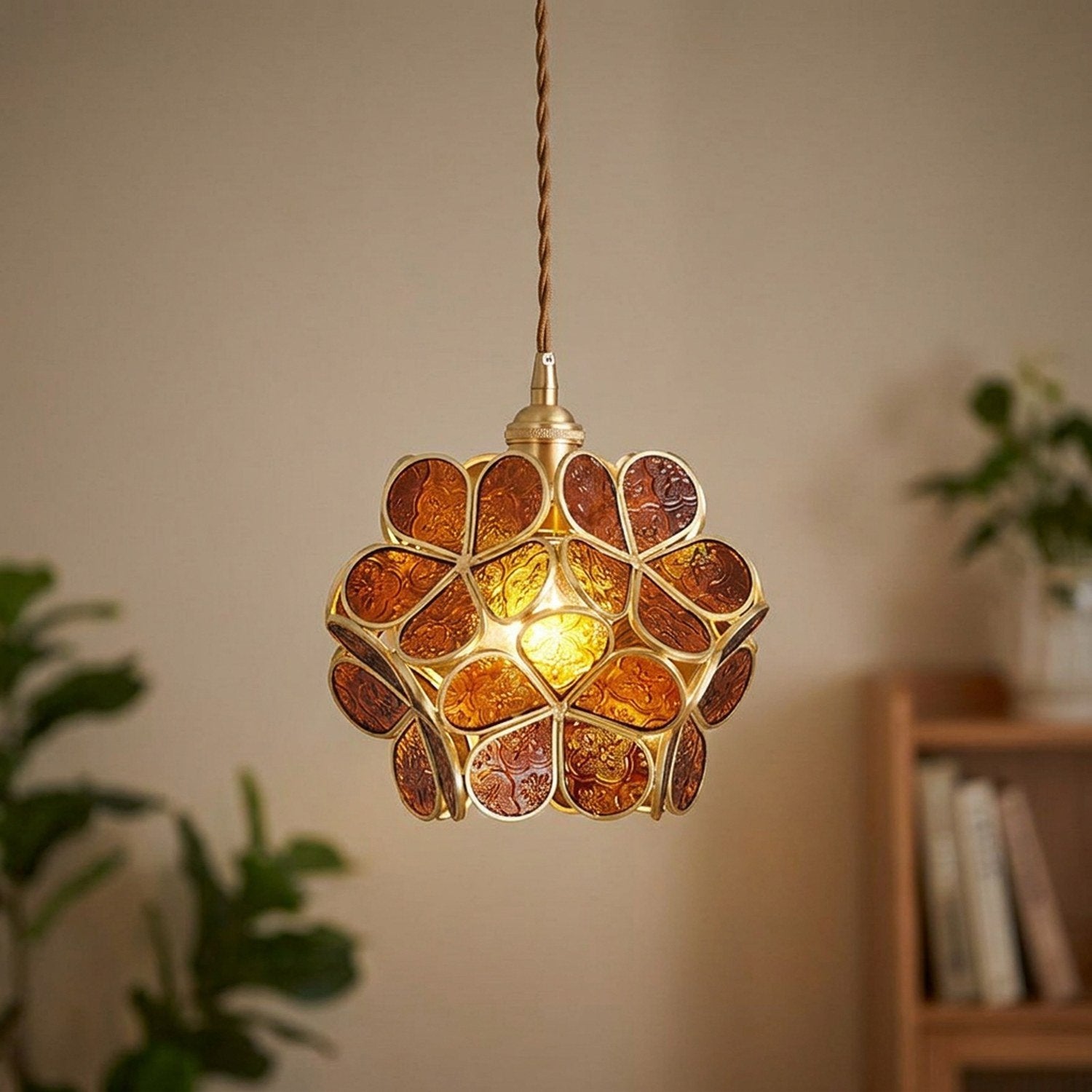 Suspension fleur en verre brun ambré avec monture laiton allumée