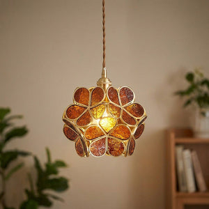 Suspension fleur en verre brun ambré avec monture laiton allumée