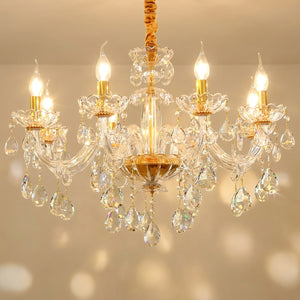 Lustre baroque en cristal doré à 8 lumières sur fond neutre