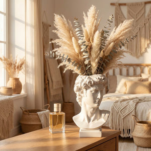 Vase buste antique taille L résine blanche avec pampa et eucalyptus sur commode