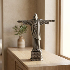 Statue du Christ Rédempteur miniature en métal argenté sur une console