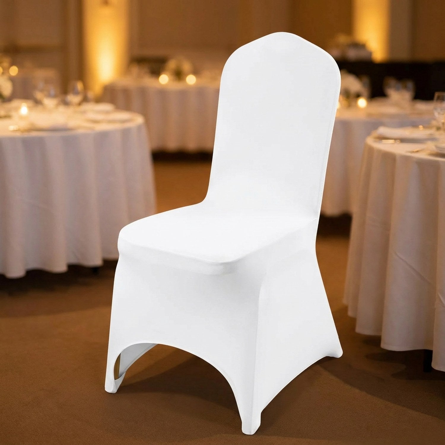 Housse de chaise blanche avec ouverture arquée à l'avant installée sur une chaise de réception