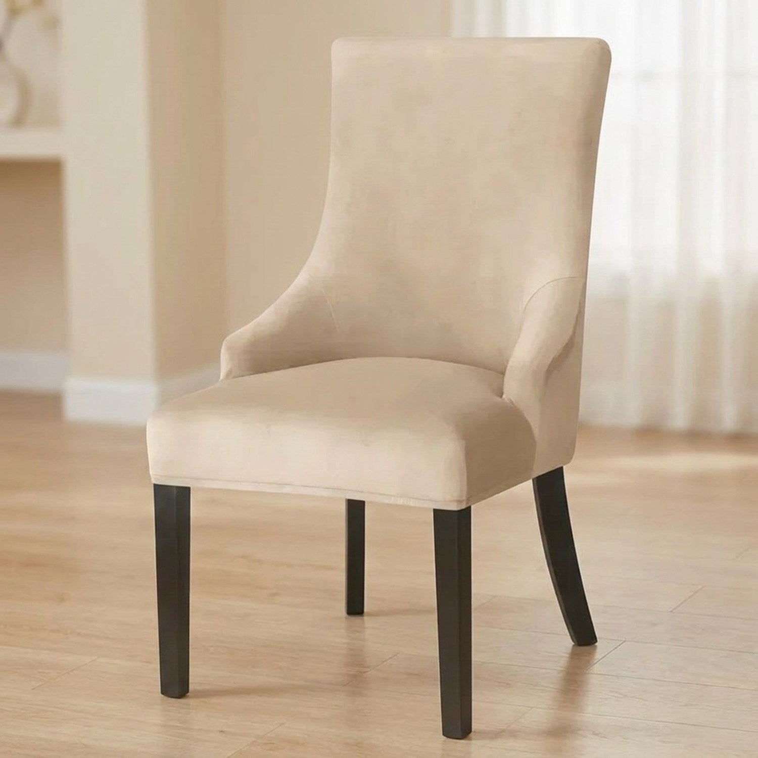 Housse de chaise beige en velours seule sur fond intérieur chaleureux