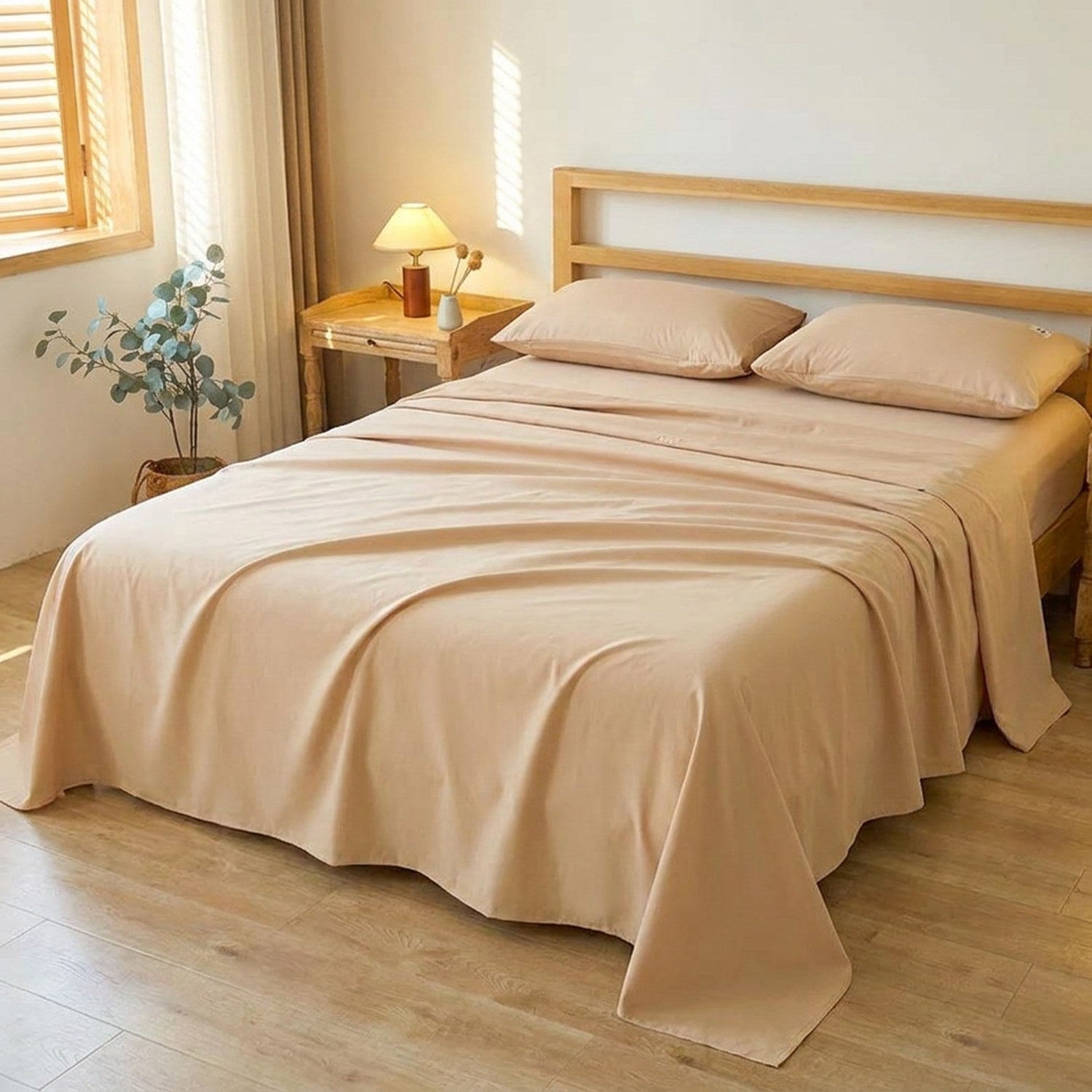 Drap plat beige en coton pur fait sur un lit